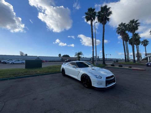 Used 2014 Nissan GT-R Premium image 2