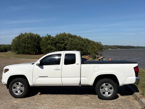 Used 2019 Toyota Tacoma SR5 w/ SR5 Appearance Package (SM) RWD image 6