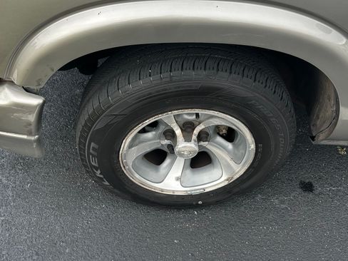 Used 2001 Chevrolet S10 Pickup LS w/ Preferred Equipment Group image 10