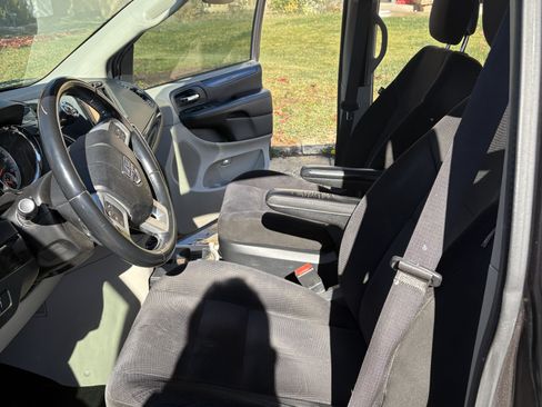 Used 2015 Dodge Grand Caravan American Value Package w/ UConnect Hands-Free Group image 4