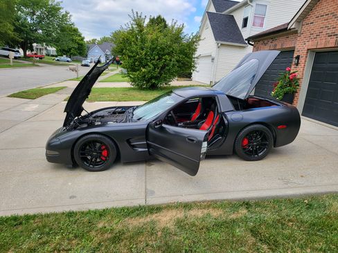Used 1999 Chevrolet Corvette Coupe 2D w/ Roof Pkg image 1