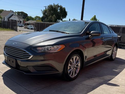 Used 2017 Ford Fusion SE w/ Fusion SE Technology Package FWD image 2