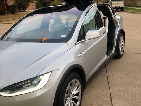 Used 2018 Tesla Model X 75D AWD/4WD image 2