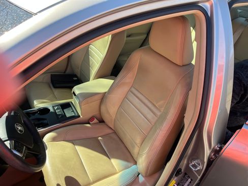 Used 2016 Toyota Camry XLE w/ Moonroof Package image 10