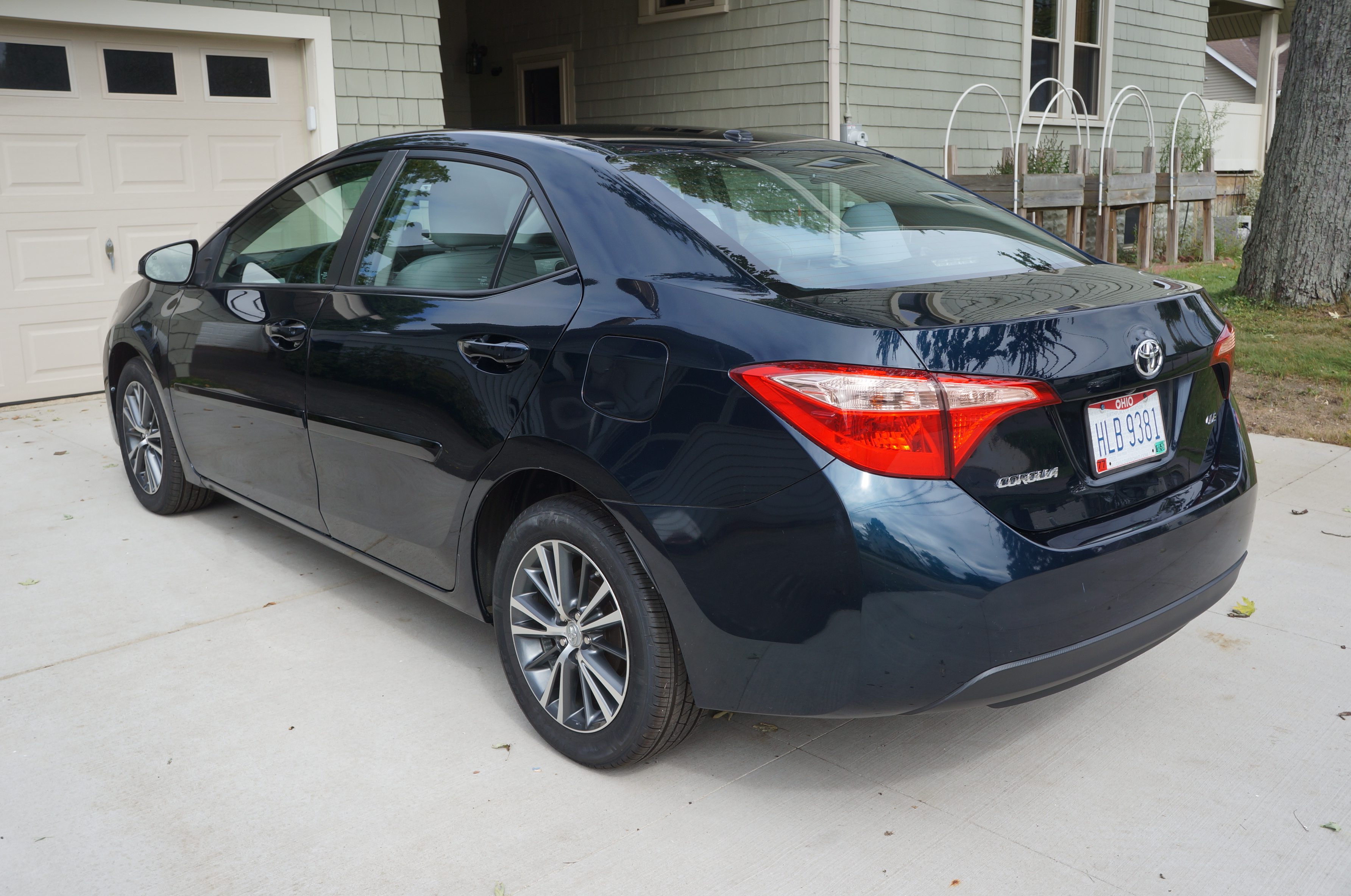 Used 2018 Toyota Corolla LE w/ LE Premium Package w/Moonroof FWD image 4