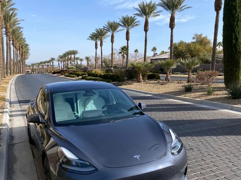 Used 2021 Tesla Model 3 Standard Range Plus image 4