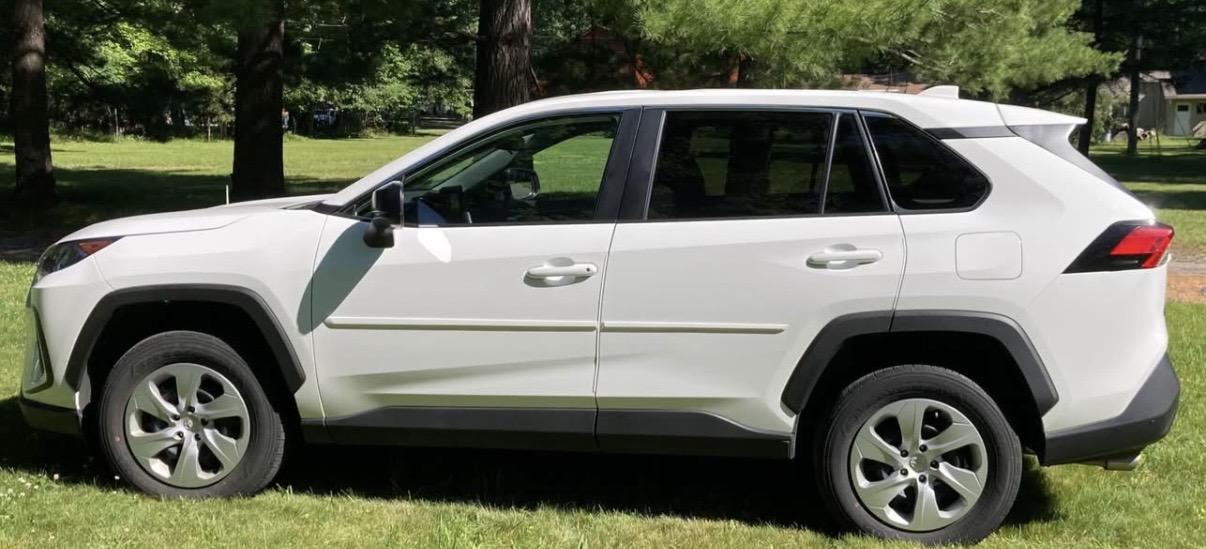Used 2022 Toyota RAV4 LE AWD/4WD image 2