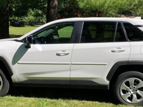 Used 2022 Toyota RAV4 LE AWD/4WD image 2