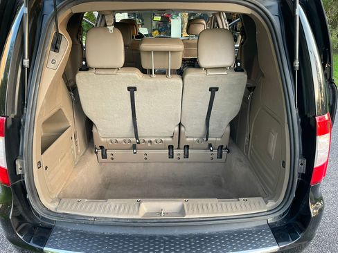 Used 2014 Chrysler Town & Country Touring FWD image 19
