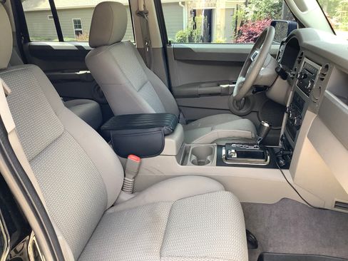 Used 2008 Jeep Commander Sport image 12