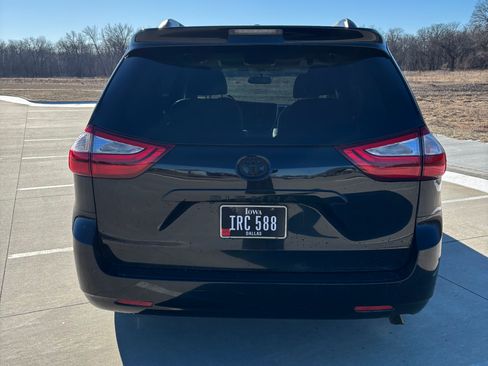 Used 2016 Toyota Sienna XLE image 6