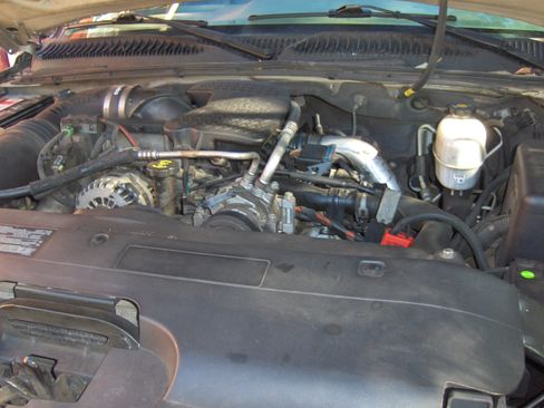 Used 2006 Chevrolet Silverado 2500 LT w/ Heavy-Duty Power Package image 2