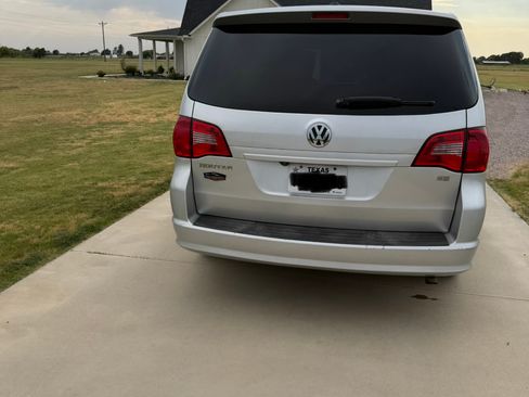 Used 2010 Volkswagen Routan SE FWD image 5