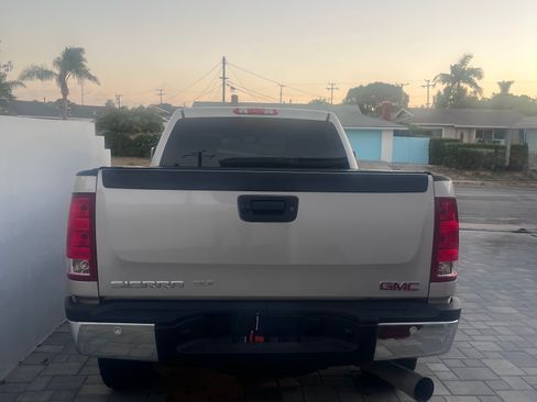 Used 2008 GMC Sierra 2500 SLT w/ Convenience Package RWD image 2