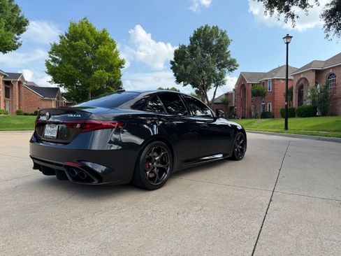 Used 2017 Alfa Romeo Giulia Quadrifoglio RWD image 12