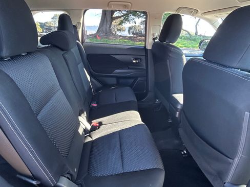 Used 2018 Mitsubishi Outlander SE image 11
