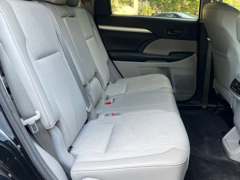 Used 2017 Toyota Highlander Plus image 11