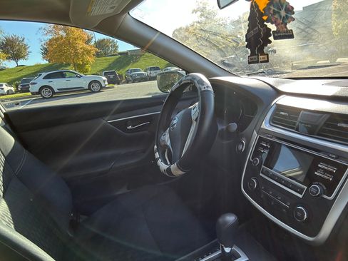 Used 2018 Nissan Altima 2.5 S w/ S Convenience Package image 12