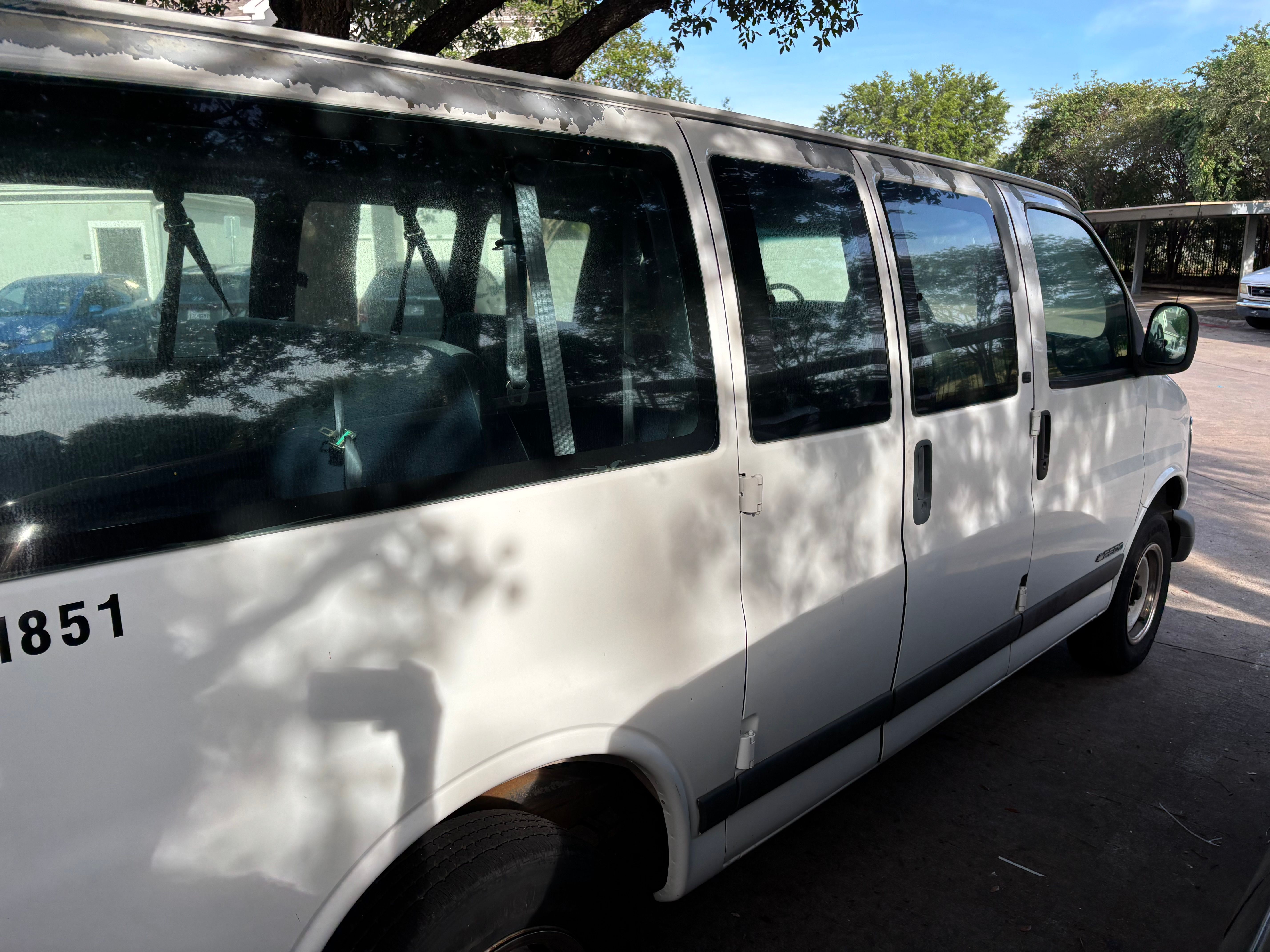 Used 2000 Chevrolet Express 2500 Passenger w/ LS Preferred Equipment Group RWD image 2