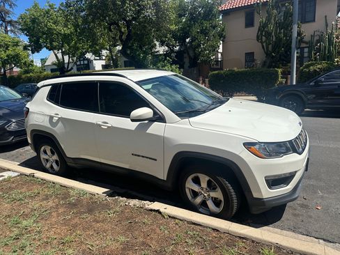 Used 2018 Jeep Compass Latitude w/ Popular Equipment Group FWD image 4