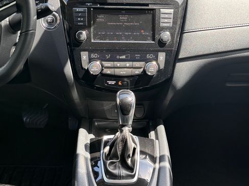 Used 2020 Nissan Rogue SV image 15