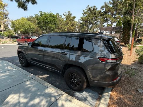 Used 2022 Jeep Grand Cherokee L Laredo image 5