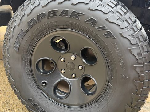 Used 2017 Jeep Wrangler Unlimited Sahara w/ Connectivity Group image 19