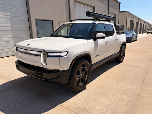 Used 2026 Rivian R1T Premium image 4