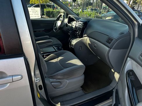 Used 2004 Toyota Sienna LE image 4
