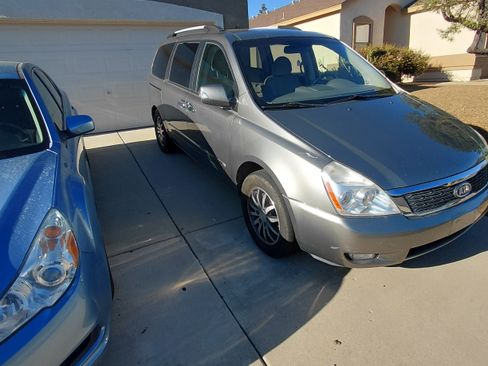 Used 2012 Kia Sedona EX FWD image 4