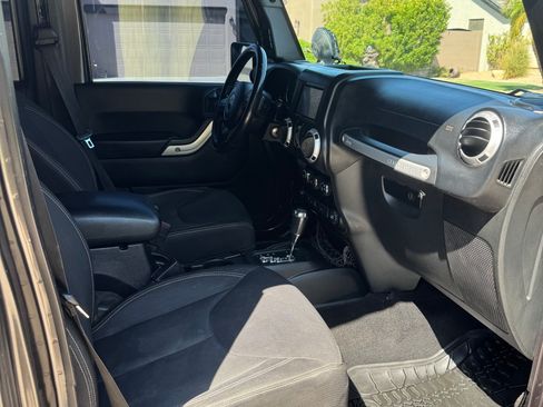 Used 2016 Jeep Wrangler Unlimited Rubicon w/ Connectivity Group AWD/4WD image 9