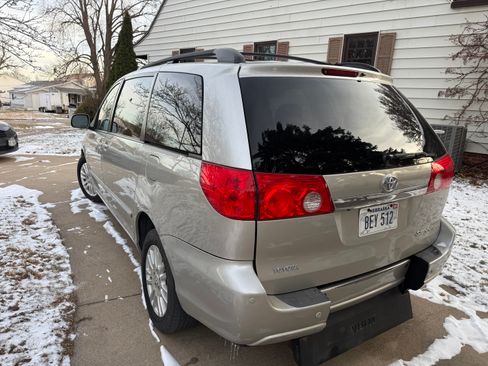 Used 2010 Toyota Sienna XLE Limited image 19