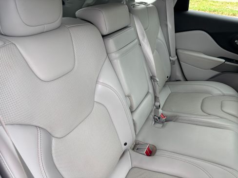 Used 2019 Jeep Cherokee Limited w/ Technology Group image 11