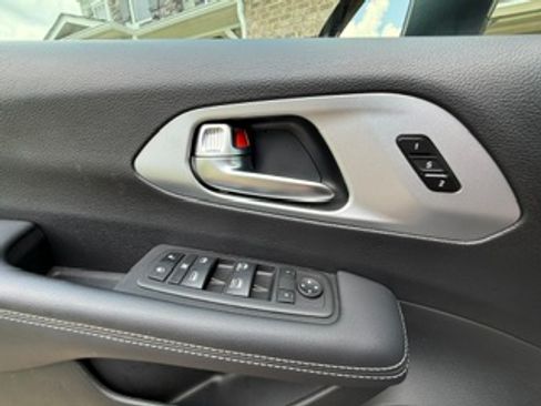 Used 2023 Chrysler Pacifica Touring-L w/ S Appearance Package FWD image 15