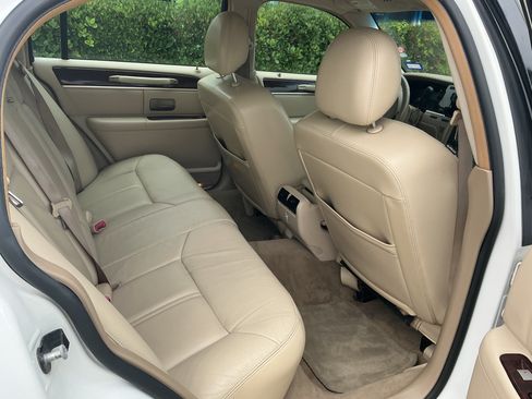 Used 2009 Lincoln Town Car Signature Limited RWD image 11