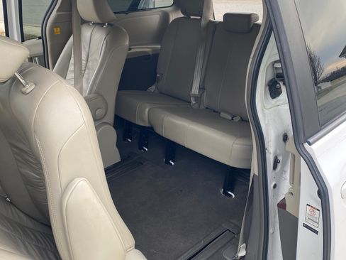 Used 2011 Toyota Sienna XLE image 18