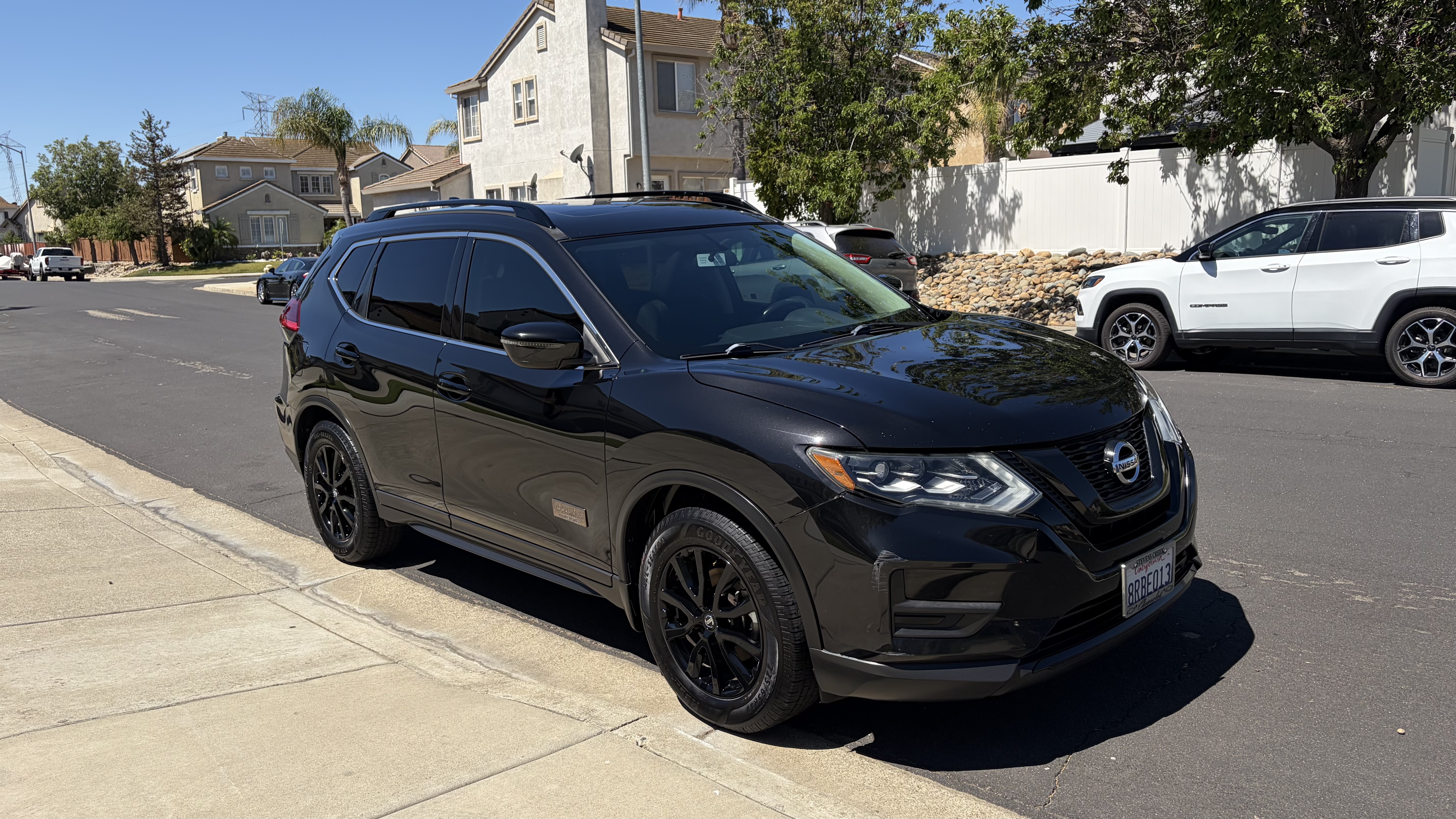Used 2017 Nissan Rogue SV FWD image 1