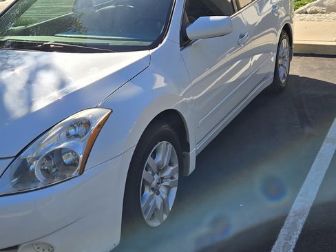 Used 2010 Nissan Altima 2.5 S image 1