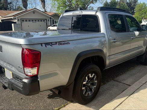 Used 2017 Toyota Tacoma TRD Off-Road image 6