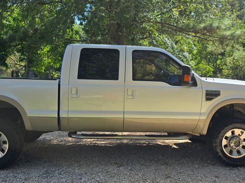 Used 2010 Ford F250 Lariat image 2