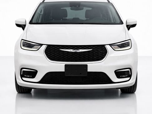 Used 2023 Chrysler Pacifica Touring-L image 2