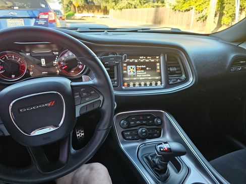 Used 2017 Dodge Challenger R/T image 8