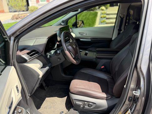 Used 2021 Toyota Sienna Platinum AWD/4WD image 24