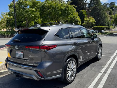Used 2022 Toyota Highlander Platinum AWD/4WD image 2