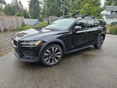 Used 2022 Volvo V60 T5 Cross Country image 2