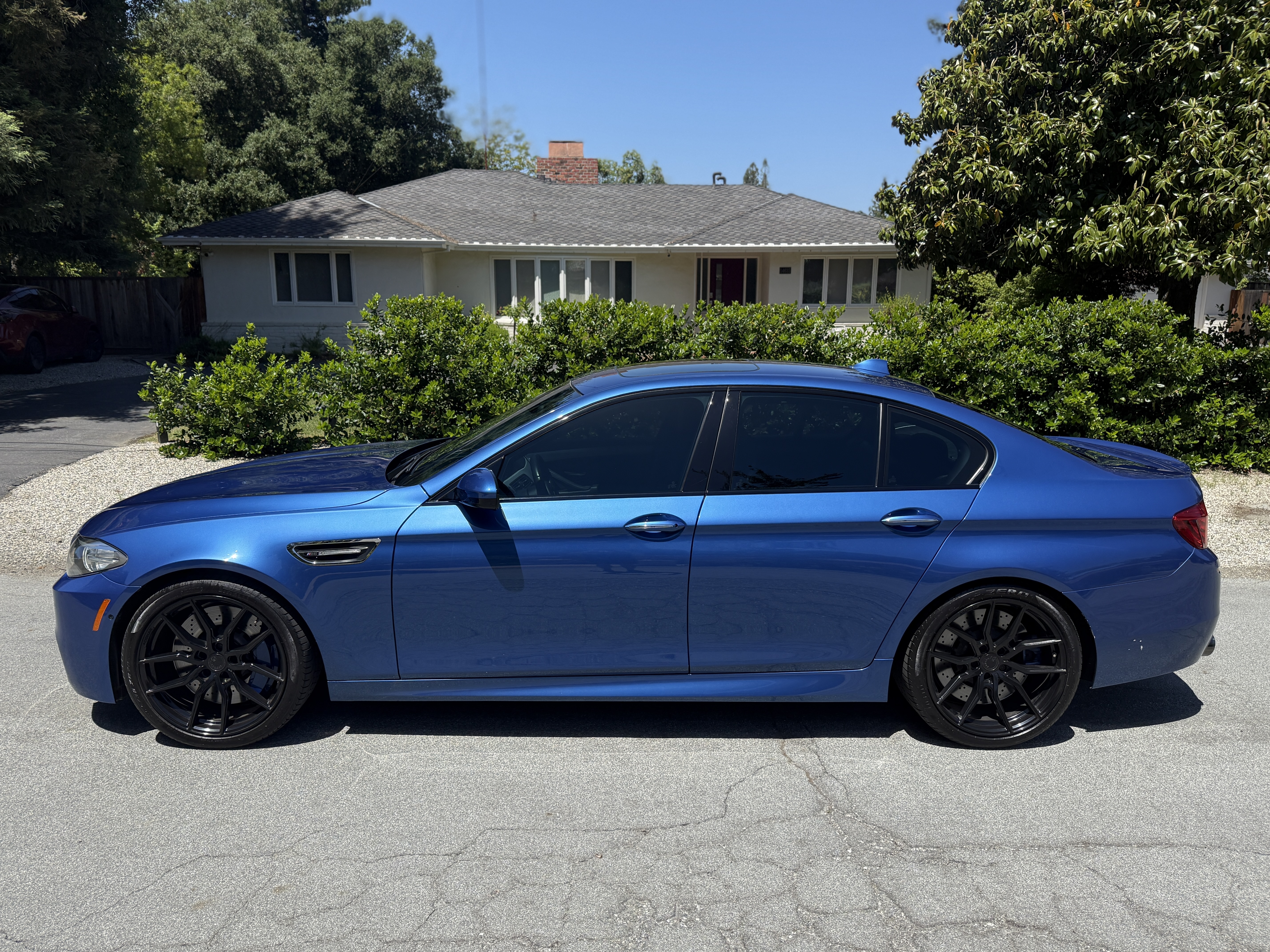Used 2014 BMW M5 RWD image 1