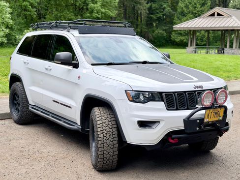 Used 2017 Jeep Grand Cherokee Trailhawk AWD/4WD image 4