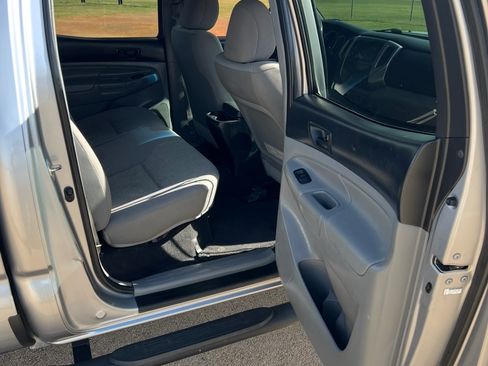 Used 2014 Toyota Tacoma PreRunner w/ SR5 Package image 15