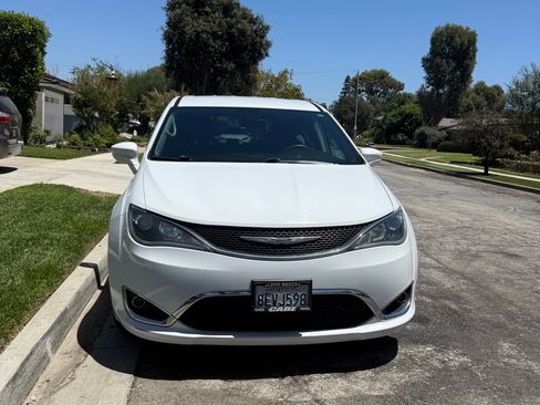 Used 2018 Chrysler Pacifica Touring Plus FWD image 2