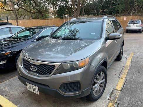 Used 2011 Kia Sorento LX image 1